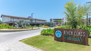 Un quartier résidentiel avec un panneau indiquant « Beach Class Summerside Residence ».