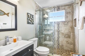 Shower, hair dryer, towels, soap - Spacious 3- queen bedroom condo - gym, Pool, Spa, Gym, 7 min Disney, 5 to Shops (Kissimmee)