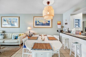 Dining - Spacious 3- queen bedroom condo - gym, Pool, Spa, Gym, 7 min Disney, 5 to Shops (Kissimmee)