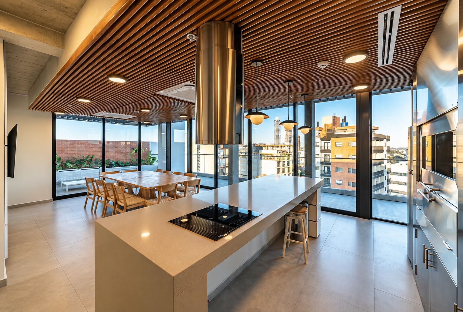 Geladeira, micro-ondas, fogão, cooktop