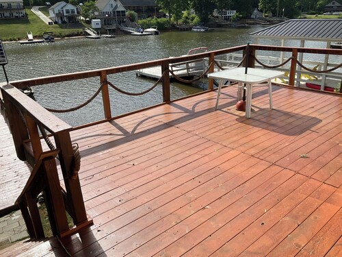 Spend time with family & friends. Fish, swim, kayak, or relax on private dock!