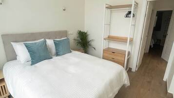 Tabla de planchar con plancha, wifi y ropa de cama