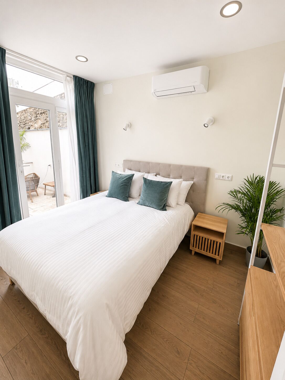 Iron/ironing board, WiFi, bed sheets