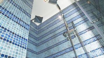 Doccia, asciugamani, shampoo