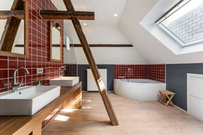 Haartrockner, Handtücher, Toilettenpapier