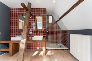 Haartrockner, Handtücher, Toilettenpapier