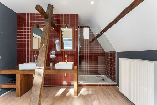 Haartrockner, Handtücher, Toilettenpapier