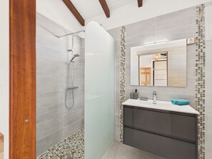 Shower, hair dryer, towels - Single-storey house with pool & sea view, sleeps 6 (Sainte-Luce)