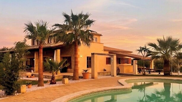 A modern house with a swimming pool, palm trees, and a clear sky. - Modern design Mallorca estate among nature (Búger)