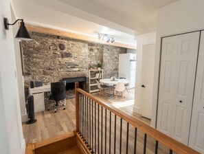 Interior - 2 Renovated Bedrooms | Historic + Modern Charm in the Heart of Old Quebec (Québec)