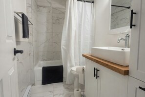 Haartrockner, Handtücher, Seife, Toilettenpapier