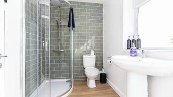 Douche, sĂšche-cheveux, serviettes fournies, savon