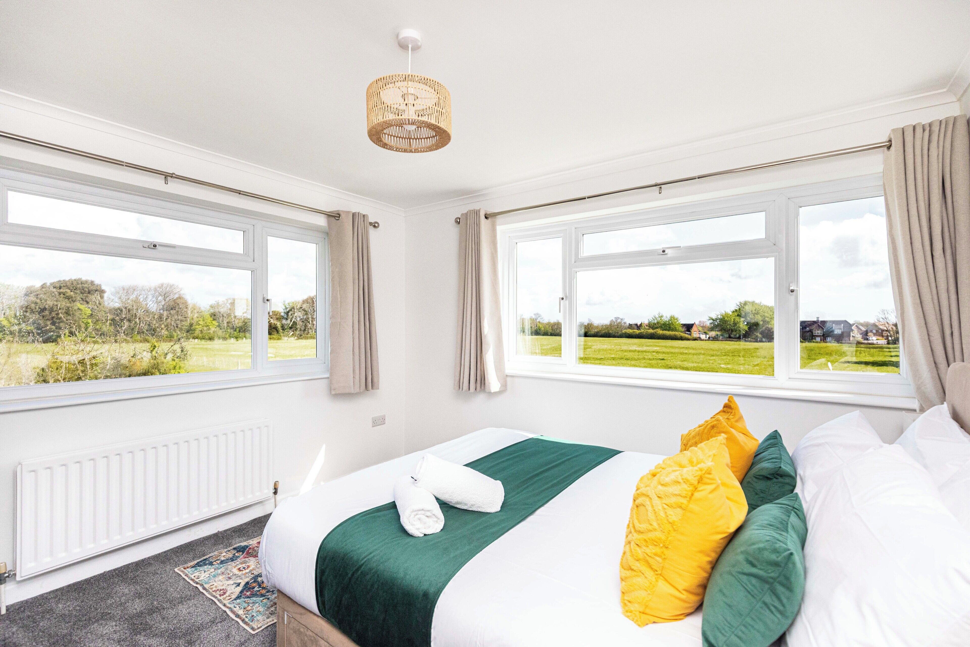 4 bedrooms, iron/ironing board, internet, bed sheets