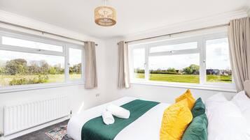 4 bedrooms, iron/ironing board, internet, bed sheets