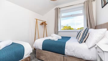 4 bedrooms, iron/ironing board, internet, bed sheets