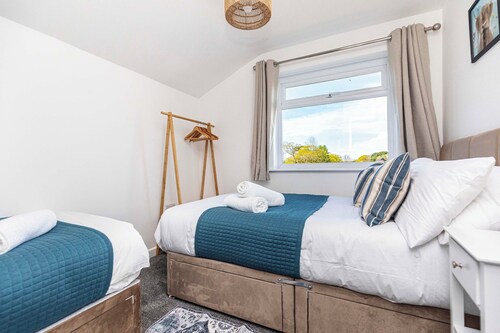 *New* Sleeps 12 and 4 mins to beach. Large garden