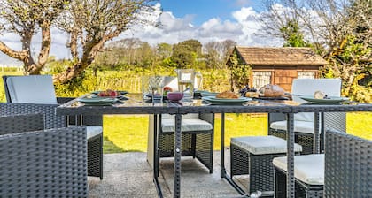 *New* Sleeps 12 and 4 mins to beach. Large garden