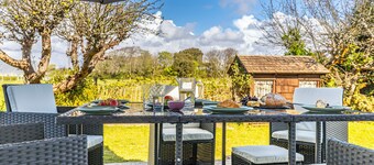 *New* Sleeps 12 and 4 mins to beach. Large garden