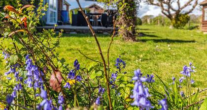 *New* Sleeps 12 and 4 mins to beach. Large garden