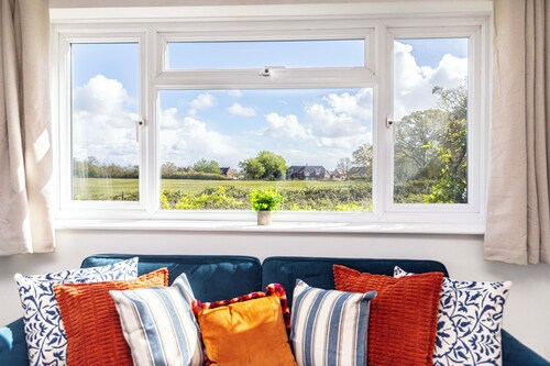 *New* Sleeps 12 and 4 mins to beach. Large garden