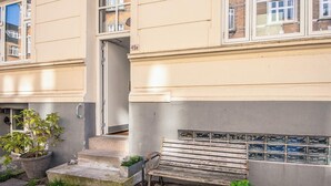 A building with a beige facade, a bench outside, and a door marked '45a'. - 3 Person Holiday Home in Aarhus C (Aarhus)