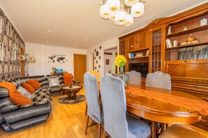 Interior - Apartment 'Casa Francisco y Carmen' with Mountain Views, Wi-Fi and Air Conditioning (Alfarràs)