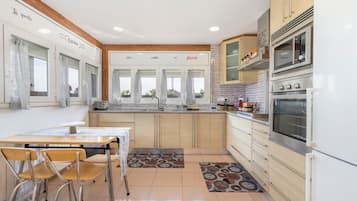 Frigorífico, microondas, horno y placa de cocina