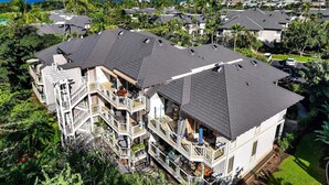 Un immeuble à plusieurs étages doté de balcons, d’une piscine et offrant une vue sur l’océan.