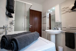 Bathroom - [Modena & Bologna 30 min] Wifi and Free Parking (Camposanto)