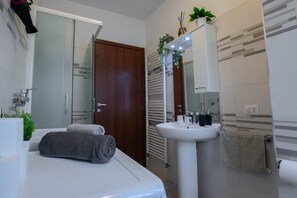 Dusche, Haartrockner, Bidet