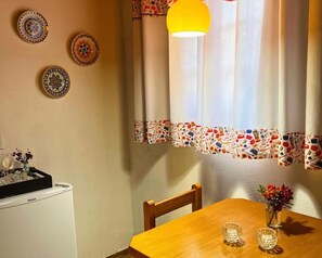 Chalé, vista para o pátio | Opções para refeição
