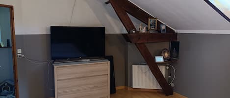 5 bedrooms, iron/ironing board, WiFi, bed sheets
