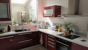 Eine moderne Küche mit Einbauofen, Mikrowelle und Edelstahl-Dunstabzugshaube.