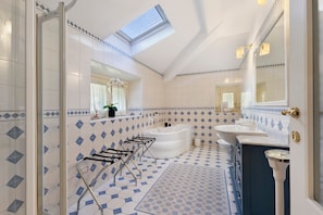 Shower, hair dryer, towels - Deluxe Room – Hot Tub, Wi-Fi & Air Conditioning (Chiavari)