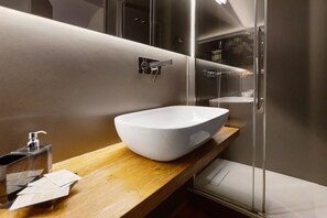 Douche, sèche-cheveux, serviettes fournies