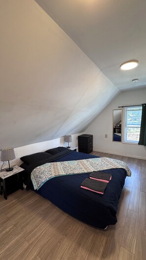 1 slaapkamer, een strijkplank/strijkijzer, gratis wifi, beddengoed