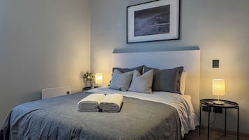 Apartamento, 2 quartos, ar-condicionado, vista para a cidade | Ferros/tábuas de passar roupa, Wi-Fi de cortesia