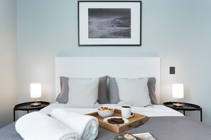 Apartamento, 2 quartos, ar-condicionado, vista para a cidade | Ferros/tábuas de passar roupa, Wi-Fi de cortesia