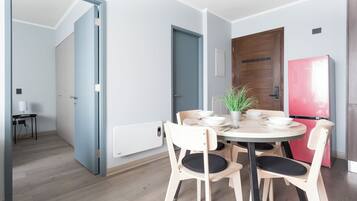 Appartement, 2 chambres, climatisation, vue ville | Salle à manger