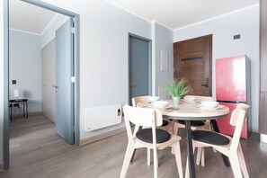 Apartamento, 2 quartos, ar-condicionado, vista para a cidade | Sala de jantar