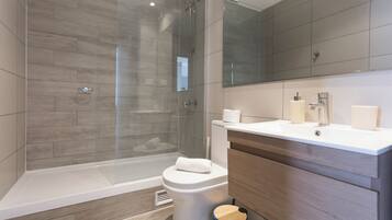 Appartement, 2 chambres, climatisation, vue ville | Salle de bain