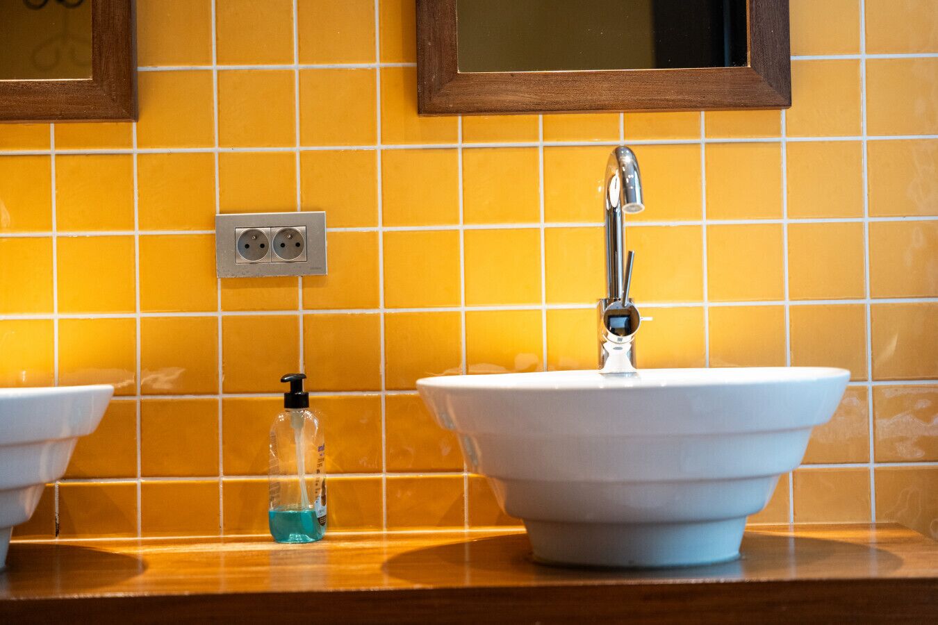 Sèche-cheveux, serviettes fournies, papier toilette