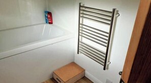 Hair dryer, towels, soap, toilet paper - Bright 2-Bed Cottage in South Skye |Dog-Friendly Retreat Near Coast & Distillery (Bristol)