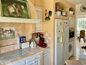 Fridge, microwave, oven, stovetop - L'oasis de Vallauris, parking, pool, balcony (Vallauris)