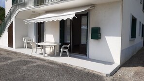 Outdoor dining - Le Gîte de Corcelles – Spacious Ground-Floor Apartment with Private Terrace and Parking (Arlay)