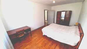 2 habitaciones, tabla de planchar con plancha, wifi y ropa de cama 