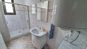 Bathroom - Le Gîte de Corcelles – Spacious Ground-Floor Apartment with Private Terrace and Parking (Arlay)