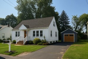 Exterior - Charles Cottage Near Warren St New Renovation (Hudson)