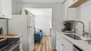 Micro-ondes, four, plaque de cuisson, lave-vaisselle