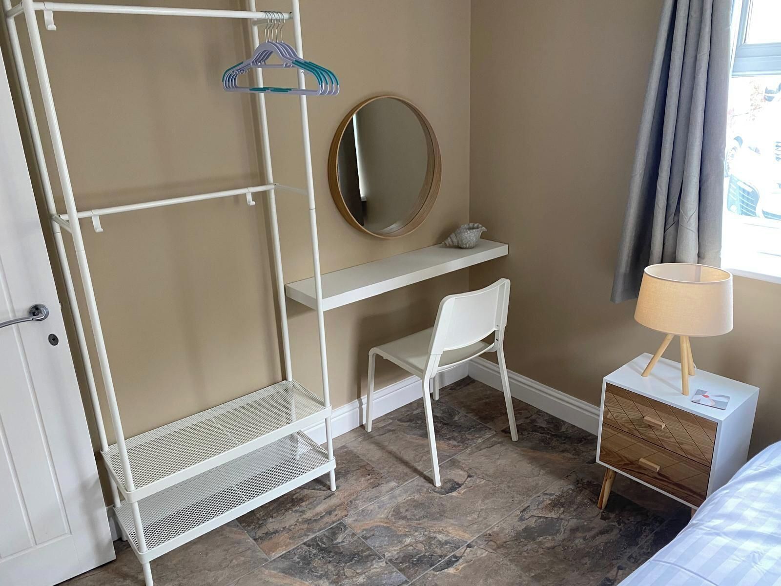 5 bedrooms, iron/ironing board, Internet, bed sheets